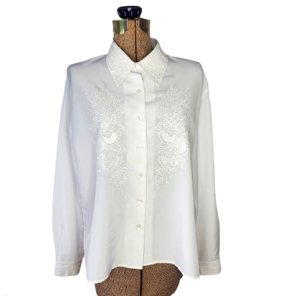 Vintage Tops - Vintage white button down shirt with embroidery